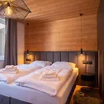 Jezerni & Wellness 3*